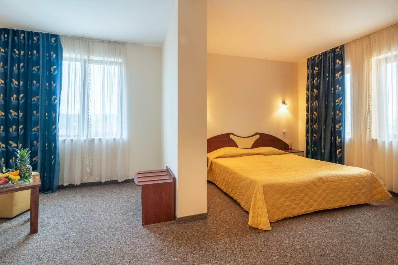 Adamo Hotel Varna Exterior photo