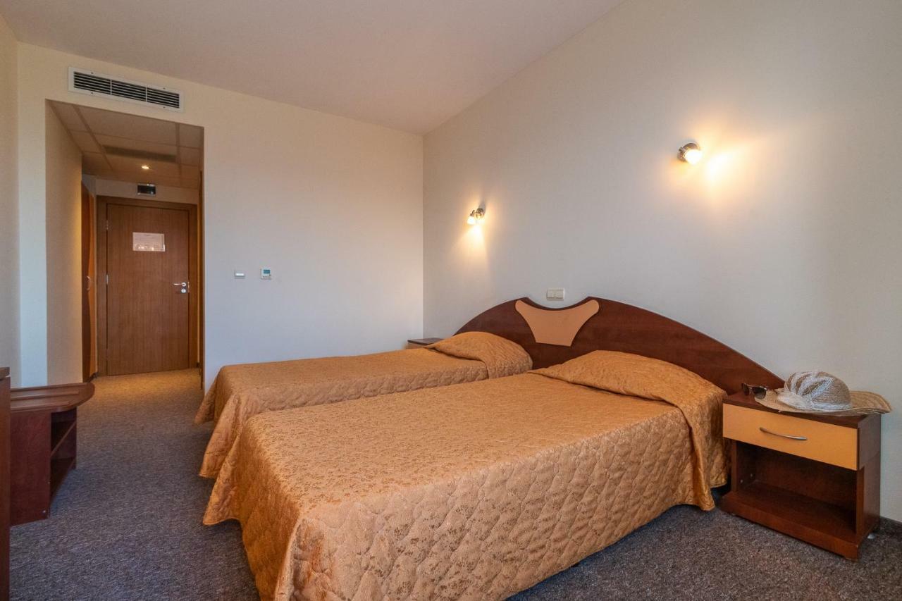 Adamo Hotel Varna Exterior photo